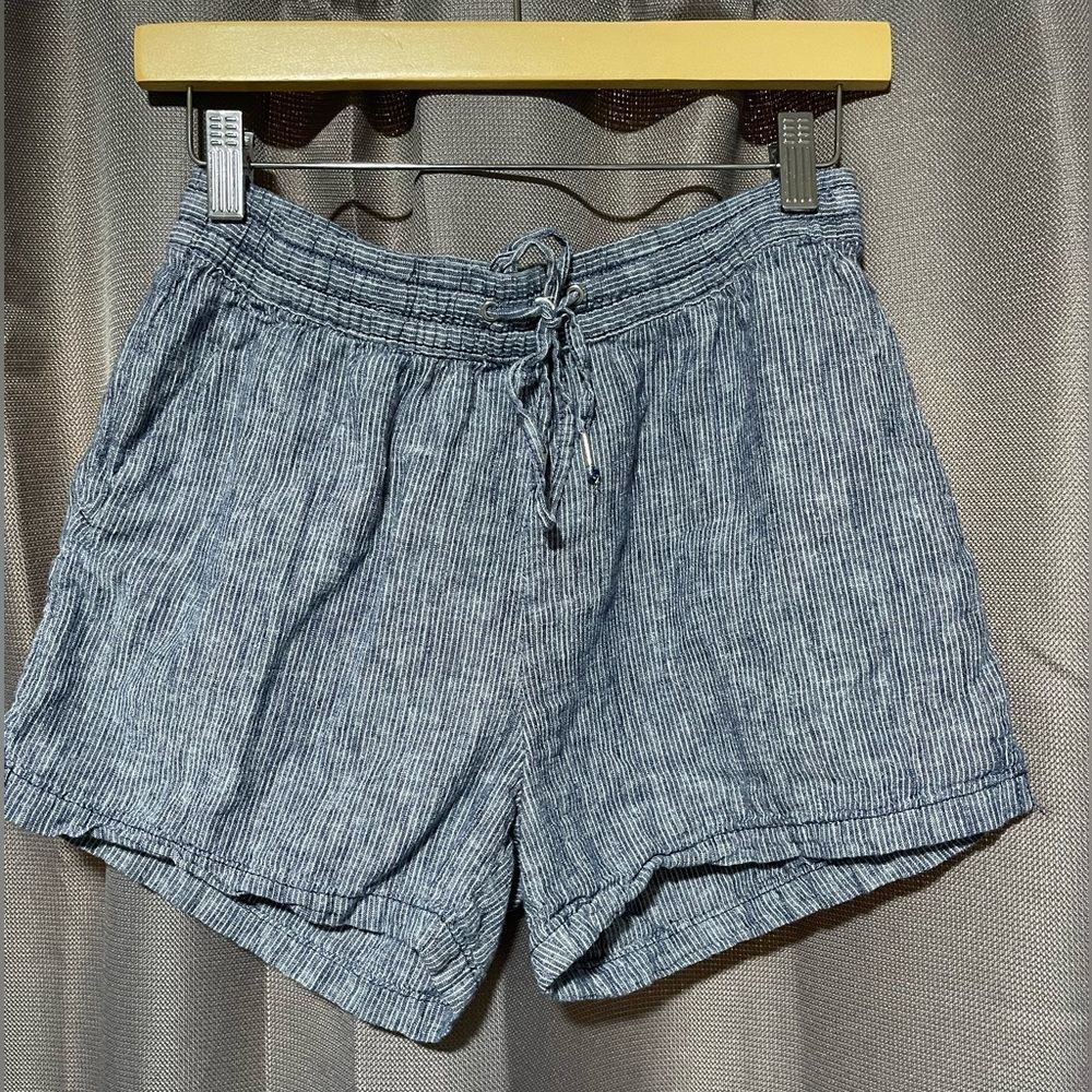 H&M Size 4 blue and white striped pull on shorts